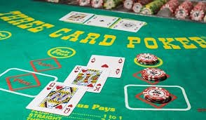 Trận bóng chuyền trong nhà với các vận động viên thi đấu nhiệt huyết